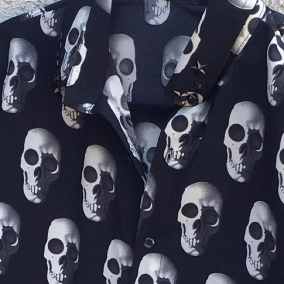 NWOT Black & White 3D Skull Button Up Top - Picture 4 of 6